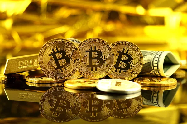 Versión física de Bitcoin (nuevo dinero virtual) y billetes de un dólar. Cambia bitcoin por un dólar. Imagen conceptual para criptomoneda mundial y sistema de pago digital . — Foto de Stock