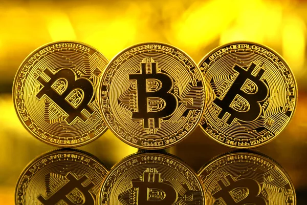 Physische Version von Bitcoin, neues virtuelles Geld. Konzeptbild für weltweite Kryptowährung und digitales Zahlungssystem, die erste dezentrale digitale Währung. — Stockfoto