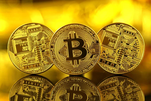 Fysieke versie van Bitcoin, nieuw virtueel geld. Conceptuele beeld voor wereldwijde cryptogeld en digitale betalingssysteem genaamd de eerste gedecentraliseerde digitale valuta. — Stockfoto