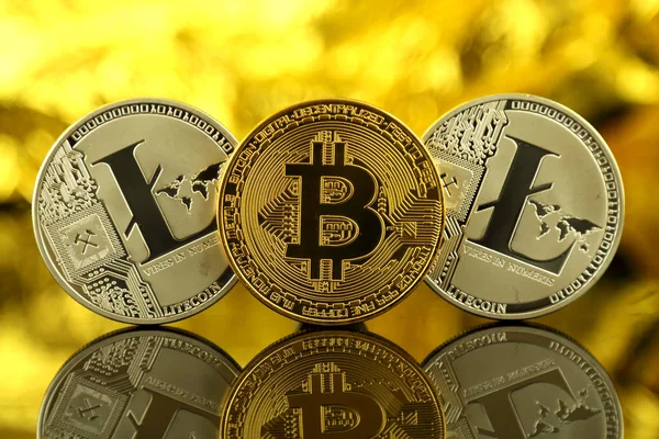 Physische Version von Bitcoin und Litecoin, neues virtuelles Geld. Konzeptbild für weltweite Kryptowährung und digitales Zahlungssystem, die erste dezentrale digitale Währung. — Stockfoto