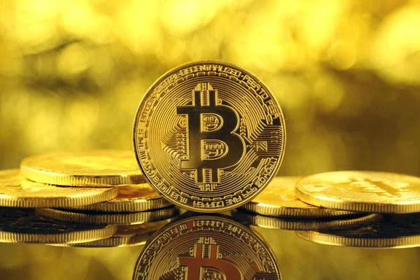 Versión física de Bitcoin, nuevo dinero virtual. Imagen conceptual para criptomoneda mundial y sistema de pago digital llamado la primera moneda digital descentralizada . —  Fotos de Stock