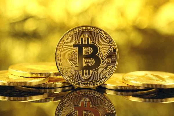 Bitcoin 'in fiziksel versiyonu, yeni sanal para. Dünya çapında kripto para birimi ve dijital ödeme sistemi için kavramsal görüntü ilk merkezi olmayan dijital para birimi olarak adlandırılır..