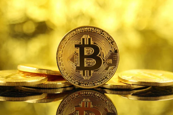 Fysieke versie van Bitcoin, nieuw virtueel geld. Conceptuele beeld voor wereldwijde cryptogeld en digitale betalingssysteem genaamd de eerste gedecentraliseerde digitale valuta. — Stockfoto