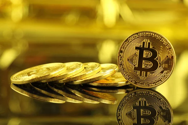 Fyzická verze Bitcoinu, nové virtuální peníze. Koncepční obraz pro globální kryptoměn a digitální platební systém zvaný první decentralizovaná digitální měna. — Stock fotografie
