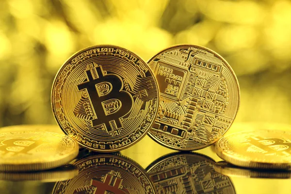 Bitcoin 'in fiziksel versiyonu, yeni sanal para. Dünya çapında kripto para birimi ve dijital ödeme sistemi için kavramsal görüntü ilk merkezi olmayan dijital para birimi olarak adlandırılır..