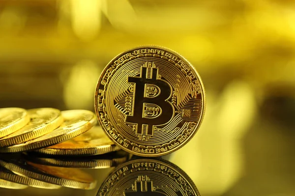 Bitcoin 'in fiziksel versiyonu, yeni sanal para. Dünya çapında kripto para birimi ve dijital ödeme sistemi için kavramsal görüntü ilk merkezi olmayan dijital para birimi olarak adlandırılır..