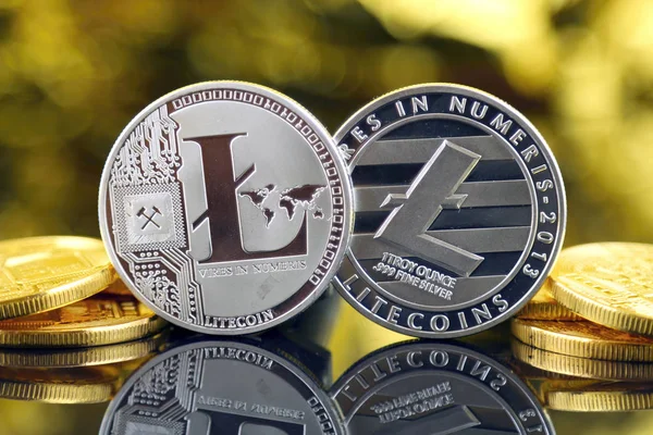 Physische Version von Litecoin, neues virtuelles Geld. Konzeptbild für weltweite Kryptowährung und digitales Zahlungssystem, die erste dezentrale digitale Währung. — Stockfoto