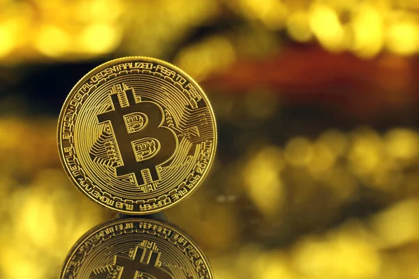Version physique de Bitcoin, nouvelle monnaie virtuelle. Image conceptuelle pour crypto-monnaie mondiale et système de paiement numérique appelé la première monnaie numérique décentralisée . — Photo