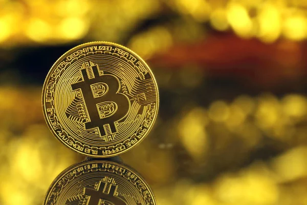 Bitcoin 'in fiziksel versiyonu, yeni sanal para. Dünya çapında kripto para birimi ve dijital ödeme sistemi için kavramsal görüntü ilk merkezi olmayan dijital para birimi olarak adlandırılır..