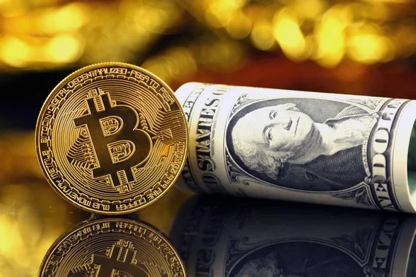 Φυσική έκδοση του Bitcoin (νέα εικονικά χρήματα) και τα χαρτονομίσματα του ενός δολαρίου. Ανταλλαγή bitcoin για ένα δολάριο. Εννοιολογική εικόνα για την παγκόσμια κρυπτονόμισμα και σύστημα ψηφιακής πληρωμής. — Φωτογραφία Αρχείου