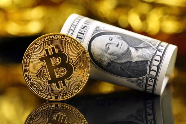 Bitcoin (sanal para) ve bir dolarlık banknot fiziksel sürümü. Bir dolar için Exchange bitcoin. Dünya çapında cryptocurrency ve dijital ödeme sistemi için kavramsal görüntü.