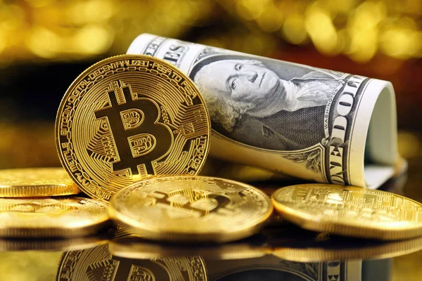 Bitcoin (sanal para) ve bir dolarlık banknot fiziksel sürümü. Bir dolar için Exchange bitcoin. Dünya çapında cryptocurrency ve dijital ödeme sistemi için kavramsal görüntü.