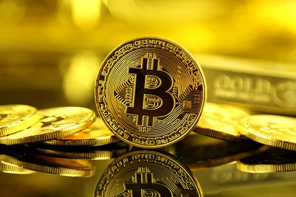 Versión física de Bitcoin, nuevo dinero virtual. Imagen conceptual para criptomoneda mundial y sistema de pago digital llamado la primera moneda digital descentralizada . — Foto de Stock