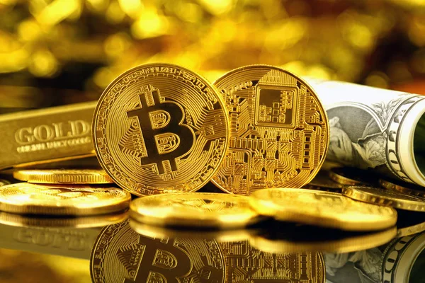 Fyzické verze Bitcoin (nové virtuální peníze) a bankovek jednoho dolaru. Výměna bitcoin za dolar. Konceptuální obrázek pro celosvětové kryptoměn a digitální platební systém. — Stock fotografie