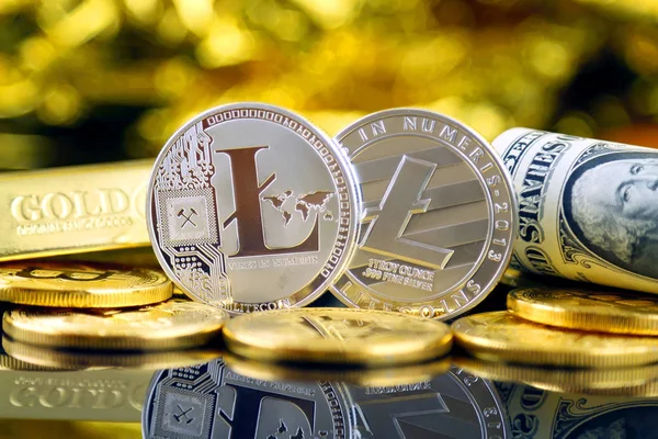 Physische Version von Litecoin (neues virtuelles Geld) und 1-Dollar-Banknoten. Tauschen Sie Litecoin gegen einen Dollar. Konzeptionelles Image für weltweite Kryptowährung und digitales Zahlungssystem. — Stockfoto