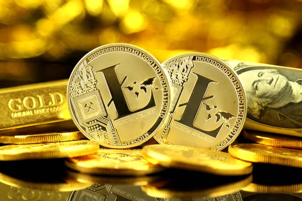 Fysieke versie van Litecoin (nieuwe virtueel geld) en bankbiljetten van één dollar. Exchange Litecoin voor een dollar. Conceptuele afbeelding voor wereldwijd cryptocurrency en digitale betalingssysteem. — Stockfoto