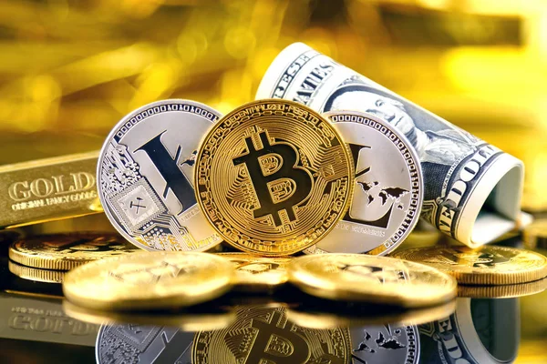 Fysieke versie van Bitcoin, Litecoin (nieuwe virtueel geld) en bankbiljetten van één dollar. Exchange bitcoin voor een dollar. Conceptuele afbeelding voor wereldwijd cryptocurrency en digitale betalingssysteem. — Stockfoto