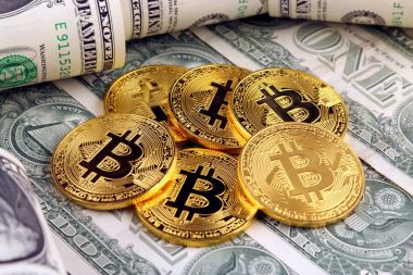 Bitcoin (sanal para) ve bir dolarlık banknot fiziksel sürümü. Bir dolar için Exchange bitcoin. Dünya çapında cryptocurrency ve dijital ödeme sistemi için kavramsal görüntü.