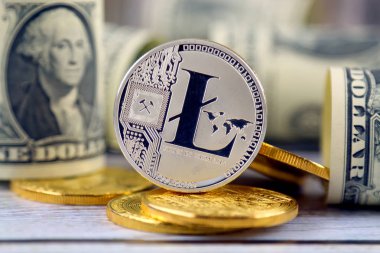 Litecoin (sanal para) ve bir dolarlık banknot fiziksel sürümü. Bir dolar için Exchange Litecoin. Dünya çapında cryptocurrency ve dijital ödeme sistemi için kavramsal görüntü.