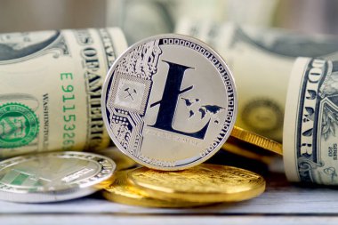 Litecoin (sanal para) ve bir dolarlık banknot fiziksel sürümü. Bir dolar için Exchange Litecoin. Dünya çapında cryptocurrency ve dijital ödeme sistemi için kavramsal görüntü.