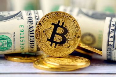 Bitcoin (sanal para) ve bir dolarlık banknot fiziksel sürümü. Bir dolar için Exchange bitcoin. Dünya çapında cryptocurrency ve dijital ödeme sistemi için kavramsal görüntü.