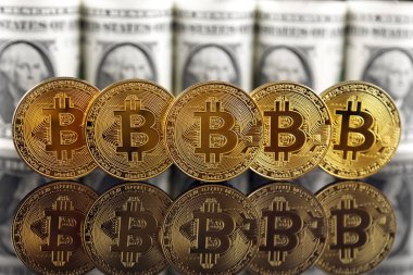 Bitcoin (sanal para) ve bir dolarlık banknot fiziksel sürümü. Bir dolar için Exchange bitcoin. Dünya çapında cryptocurrency ve dijital ödeme sistemi için kavramsal görüntü.
