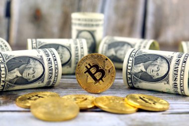 Bitcoin (sanal para) ve bir dolarlık banknot fiziksel sürümü. Bir dolar için Exchange bitcoin. Dünya çapında cryptocurrency ve dijital ödeme sistemi için kavramsal görüntü.