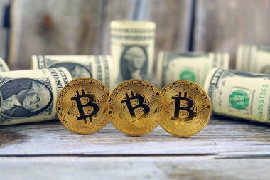 Bitcoin (sanal para) ve bir dolarlık banknot fiziksel sürümü. Bir dolar için Exchange bitcoin. Dünya çapında cryptocurrency ve dijital ödeme sistemi için kavramsal görüntü.