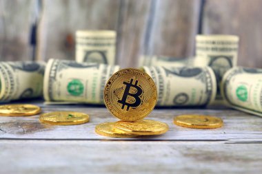 Bitcoin (sanal para) ve bir dolarlık banknot fiziksel sürümü. Bir dolar için Exchange bitcoin. Dünya çapında cryptocurrency ve dijital ödeme sistemi için kavramsal görüntü.