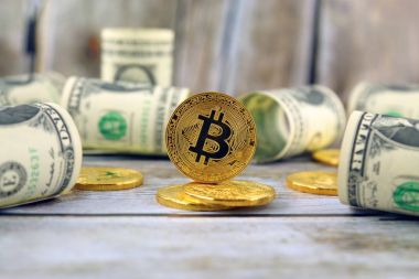 Bitcoin (sanal para) ve bir dolarlık banknot fiziksel sürümü. Bir dolar için Exchange bitcoin. Dünya çapında cryptocurrency ve dijital ödeme sistemi için kavramsal görüntü.