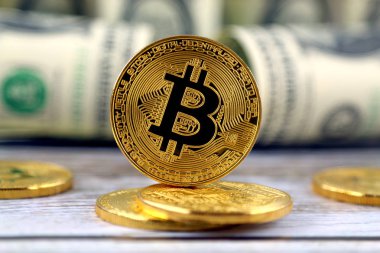 Bitcoin (sanal para) ve bir dolarlık banknot fiziksel sürümü. Bir dolar için Exchange bitcoin. Dünya çapında cryptocurrency ve dijital ödeme sistemi için kavramsal görüntü.