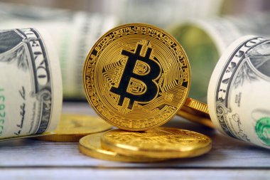 Bitcoin (sanal para) ve bir dolarlık banknot fiziksel sürümü. Bir dolar için Exchange bitcoin. Dünya çapında cryptocurrency ve dijital ödeme sistemi için kavramsal görüntü.