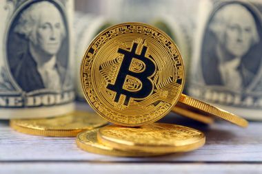 Bitcoin (sanal para) ve bir dolarlık banknot fiziksel sürümü. Bir dolar için Exchange bitcoin. Dünya çapında cryptocurrency ve dijital ödeme sistemi için kavramsal görüntü.