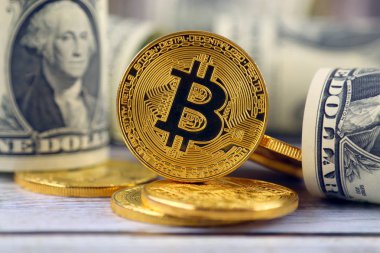 Bitcoin (sanal para) ve bir dolarlık banknot fiziksel sürümü. Bir dolar için Exchange bitcoin. Dünya çapında cryptocurrency ve dijital ödeme sistemi için kavramsal görüntü.