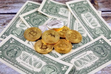 Bitcoin ve Litecoin (sanal para) ve bir dolarlık banknot fiziksel sürümü. Bir dolar için Exchange bitcoin. Dünya çapında cryptocurrency ve dijital ödeme sistemi için kavramsal görüntü.