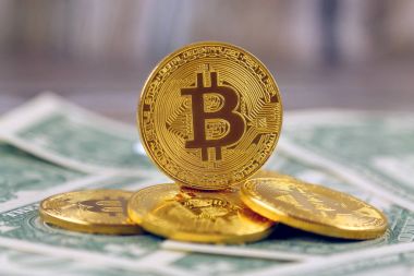 Bitcoin (sanal para) ve bir dolarlık banknot fiziksel sürümü. Bir dolar için Exchange bitcoin. Dünya çapında cryptocurrency ve dijital ödeme sistemi için kavramsal görüntü.