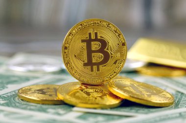 Bitcoin (sanal para) ve bir dolarlık banknot fiziksel sürümü. Bir dolar için Exchange bitcoin. Dünya çapında cryptocurrency ve dijital ödeme sistemi için kavramsal görüntü.