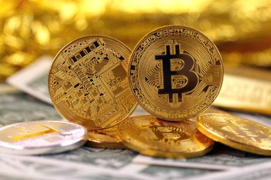 Bitcoin (sanal para) ve bir dolarlık banknot fiziksel sürümü. Bir dolar için Exchange bitcoin. Dünya çapında cryptocurrency ve dijital ödeme sistemi için kavramsal görüntü.