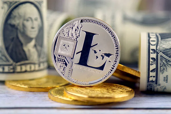 Litecoin (sanal para) ve bir dolarlık banknot fiziksel sürümü. Bir dolar için Exchange Litecoin. Dünya çapında cryptocurrency ve dijital ödeme sistemi için kavramsal görüntü.
