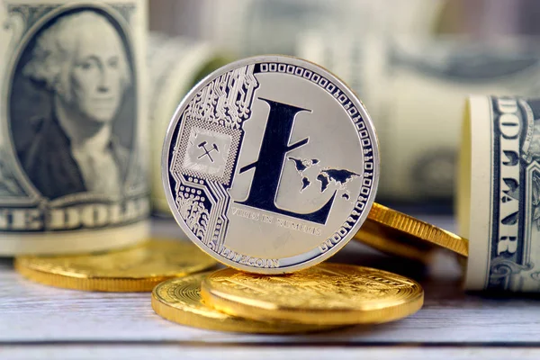 Fyzické verze Litecoin (nové virtuální peníze) a bankovek jednoho dolaru. Výměna Litecoin za dolar. Konceptuální obrázek pro celosvětové kryptoměn a digitální platební systém. — Stock fotografie