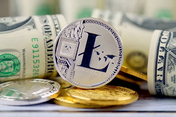 Litecoin (sanal para) ve bir dolarlık banknot fiziksel sürümü. Bir dolar için Exchange Litecoin. Dünya çapında cryptocurrency ve dijital ödeme sistemi için kavramsal görüntü.