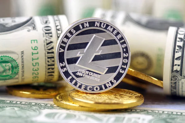 Physische Version von Litecoin (neues virtuelles Geld) und 1-Dollar-Banknoten. Tauschen Sie Litecoin gegen einen Dollar. Konzeptionelles Image für weltweite Kryptowährung und digitales Zahlungssystem. — Stockfoto