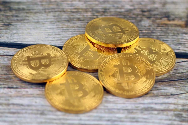 Bitcoin 'in fiziksel versiyonu, yeni sanal para. Dünya çapında kripto para birimi ve dijital ödeme sistemi için kavramsal görüntü ilk merkezi olmayan dijital para birimi olarak adlandırılır..