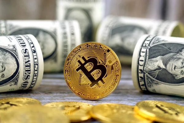 Versión física de Bitcoin (nuevo dinero virtual) y billetes de un dólar. Cambia bitcoin por un dólar. Imagen conceptual para criptomoneda mundial y sistema de pago digital . — Foto de Stock