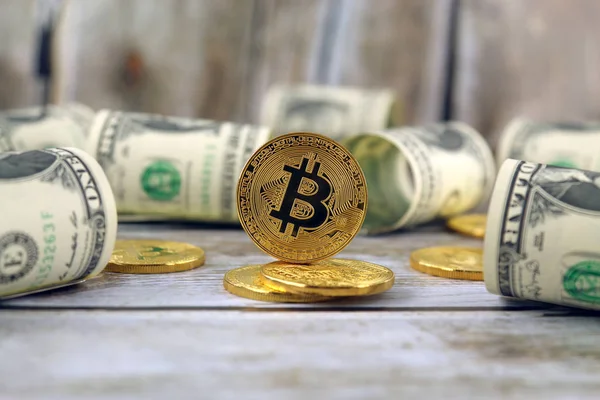 Bitcoin (sanal para) ve bir dolarlık banknot fiziksel sürümü. Bir dolar için Exchange bitcoin. Dünya çapında cryptocurrency ve dijital ödeme sistemi için kavramsal görüntü.
