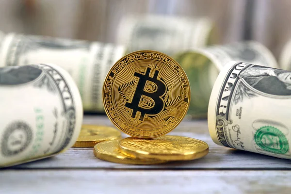 Bitcoin (sanal para) ve bir dolarlık banknot fiziksel sürümü. Bir dolar için Exchange bitcoin. Dünya çapında cryptocurrency ve dijital ödeme sistemi için kavramsal görüntü.