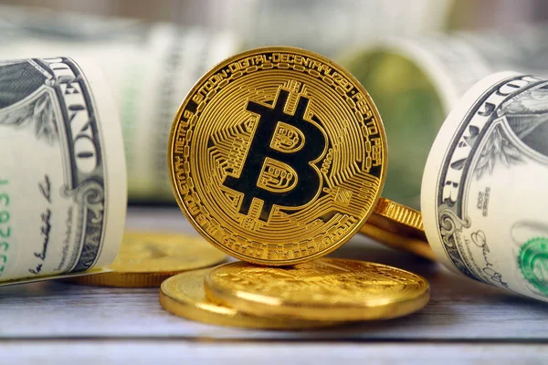 Bitcoin (sanal para) ve bir dolarlık banknot fiziksel sürümü. Bir dolar için Exchange bitcoin. Dünya çapında cryptocurrency ve dijital ödeme sistemi için kavramsal görüntü.