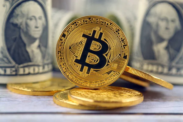 Фізичну версії Bitcoin (нові віртуальні гроші) і банкноти 1 долар. Обмін bitcoin за долар. Концептуальних зображення для cryptocurrency по всьому світу і цифрових платіжної системи. — стокове фото