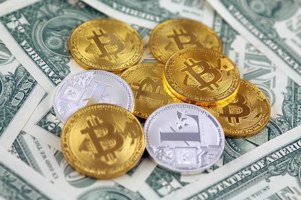 Versión física de Bitcoin y Litecoin (nuevo dinero virtual) y billetes de un dólar. Cambia bitcoin por un dólar. Imagen conceptual para criptomoneda mundial y sistema de pago digital . — Foto de Stock