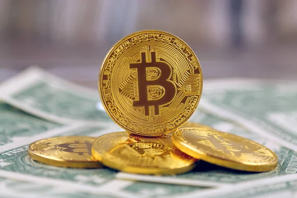 Fysieke versie van Bitcoin (nieuwe virtueel geld) en bankbiljetten van één dollar. Exchange bitcoin voor een dollar. Conceptuele afbeelding voor wereldwijd cryptocurrency en digitale betalingssysteem. — Stockfoto